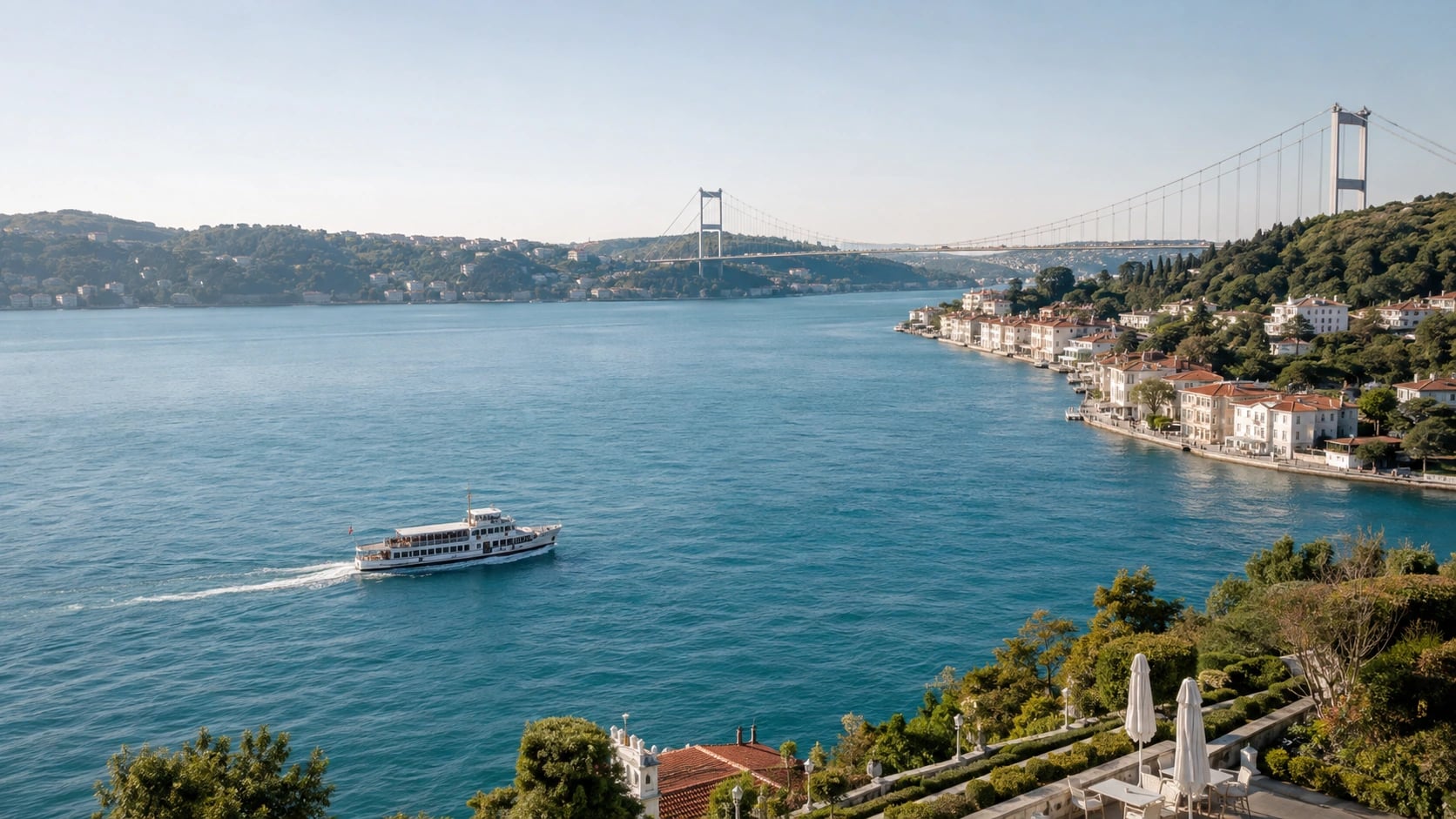 İstanbul Boğazı üzerinde vapur, köprü ve kıyı manzarası
